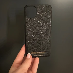 Trendigt mobilskal  - Super fint skal från idealofsveden fins inte lägre att köpa och kommer inte till andvändnig lägre eftersom att jag byt mobil,den är varsamt andvänd med en liten skada som ej syns 💕köpt för 600