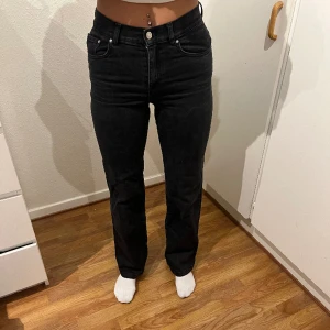 Jeans  - Svarta jeans från Wera. Super fina jeans. Används endel så dem är lite urtvättade. Dem e väldigt bekväm, säljer pågrund av att dem e tighta över midjan. 