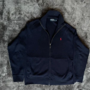 Ralph Lauren fullzip - Säljer min fina Ralph lauren fullzip storlek M. Den är i fint skick och är äkta solklart. Skriv om du har frågor:)