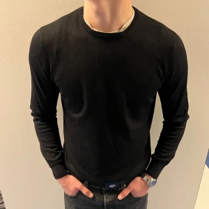 Grand sasso tröja - Stirlig tröja från Grand sasso,det är en  merino,kasmir,viskos blend och är i storleken Large men sitter som medium. Cond 9/10 modellen är 184 och väger 80kg. Hör av er vid funderingar.