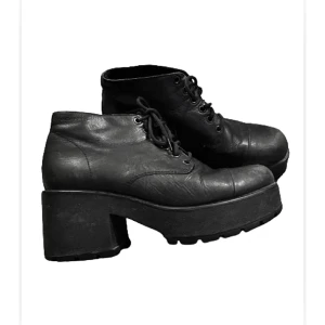 plattform skor - så coola plattform skor från vagabond i strl 37 men passar mig med 38! lite slitna skosnören men för övrigt bra skick