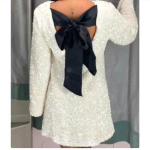 Hm klänning  - Säljer denna jätte fina efterfrågade klänningen från hm! Använd en gång med inga defekter💖PERKFEKT till nyår🥰