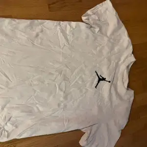 T-Shirt från NIKE:s Jordan-kollektion. Använd ett flertal gånger, men fortfarande hel. Förekommer en svart fläck (se bild) på den nedre, vänstra delen av ryggen på t-shirten.