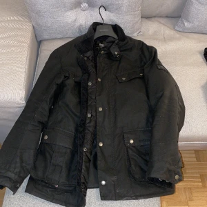 Barbour Wax Jacket - Säljer min barbour jacka i nyskick. Inga fel på den och fortfarande bra vaxad. Storlek M  På bilden syns det vita prickar från blixten, där är inga prickar på den i verkligheten.