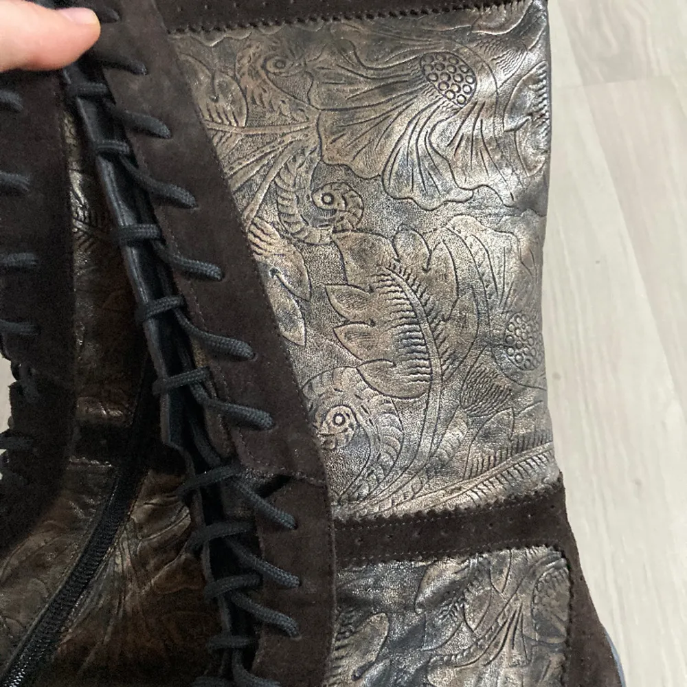 Unika Vintage höga läder boots med snörning hela vägen upp. Jättefint blom mönster som är lite glansig och skimrar i rosaguld nyans. Startbud 1 000kr eller köp direkt⭐️ . Skor.