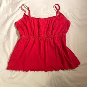 Ett rött puffigt linne ❣️ Urgulligt, köpt på secondhand i bra skick. Axelbanden är justerbara. Cirka stl S-M beroende på önskad passform