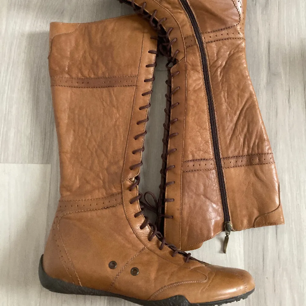 Vintage höga brun läder boots med snörning hela vägen upp. Jättefina och unika! Startbud 1 000kr eller köp direkt⭐️ . Skor.