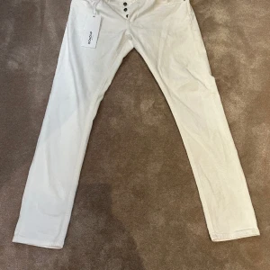 Dondup chinos - Tja! Säljer dessa tvär feta jeans perfekta till sommaren! Knappt använda men säljer pågrund av att dom blivit för små! Färg vit Cond:9/10