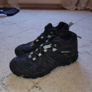 Merrell seglarskor/ vandringsskor - Merrell seglarskor/ vandringsskor. Svarta med blåa detaljer. Vattentäta, bra grepp. Skriv för mer information.