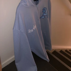 Blå LA ziphoodie  - jätte bra sick, aldrig använt pågrund av fel storlek genom beställningen. (Pris kan diskuteras)