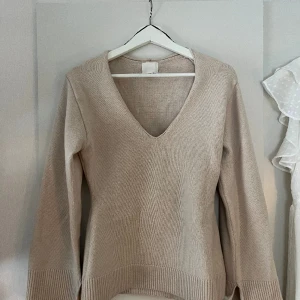 Stickad tröja  - Figursydd stickad färja från hm som sitter SÅ bra. Den går in fint i midjan och ut vid höfterna. Inga defekter och bara använd ett fåtal gånger! 