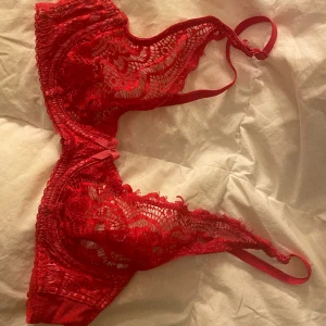 Röd Bralette strl 75a - Säljer en röd bralette i strl 75A