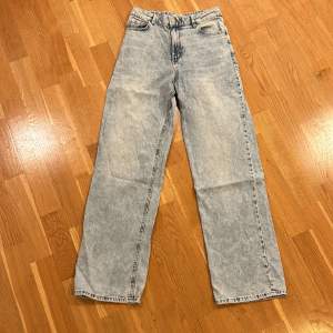 Snygga jeans i modellen ”Vanja” (vida med hög midja) från Lindex, strl 158, är i mycket bra skick då dottern växte ur dem. 