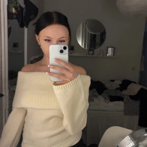 Vit stickad of sholder  - Väldigt fin stickad tröja, tyvärr osäker vart den kommer ifrån då jag av nån konstig anledning har klippt bort lappen i bak. Den har bara legat i min garderob så därför säljer jag den. Skulle gissa på att den är i storlek S.🩷 Säljer samma tröja i svart💗