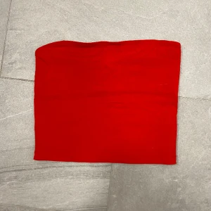 Topp - Säljer denna bandotppp så den aldrig kommer till användning. Väldigt fin på sommaren. Vid intresse skriv för fler bilder☺️