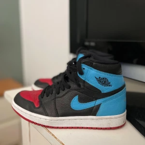 Jordans - Hej!  Säljer dessa snygga Jordans 1 ”UNC TO CHI” High. Storlek 38,5.  De är sparsamt använda och är i fint skick. 🌸