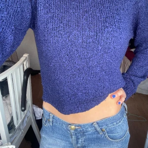 Blå tröja - Coolt material!