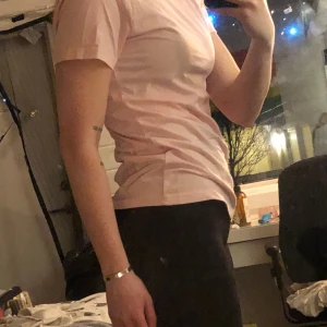 Rosa T-shirt - Rosa T-short i storlek L, men passar bra som oversize till S-M. Aldrig använd