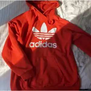 Oversized hoodie från Adidas, knappt använd, stl xs, oversized, nypris 700kr