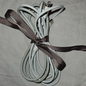 2 st iphone snabbladdare - 2 st iphone usb c snabbladdare i bra skick. Säljs pga har bytt mobil så har ej användning för de längre❤️ båda är apple orginal, nypris totalt ca 400 kr för båda