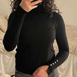 Stickad Polotröja från Zara - Enkel elegant stickad polotröja från Zara i strl S! Jätte bra skick