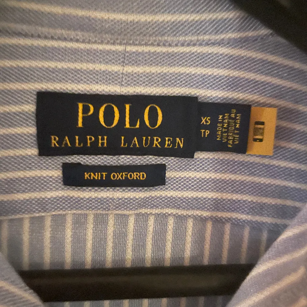 Polo Ralph Lauren Knit Oxford (mjukare&skönare mater..) Skjorta då den är för liten, storlek XS men passar oxå S🤙Den är i ett mycket fint skick, köptes i somras och har knappt använts🥂Köpt för 1000kr+, mitt pris är 500kr👍Skriv om du har några funderingar😄. Skjortor.