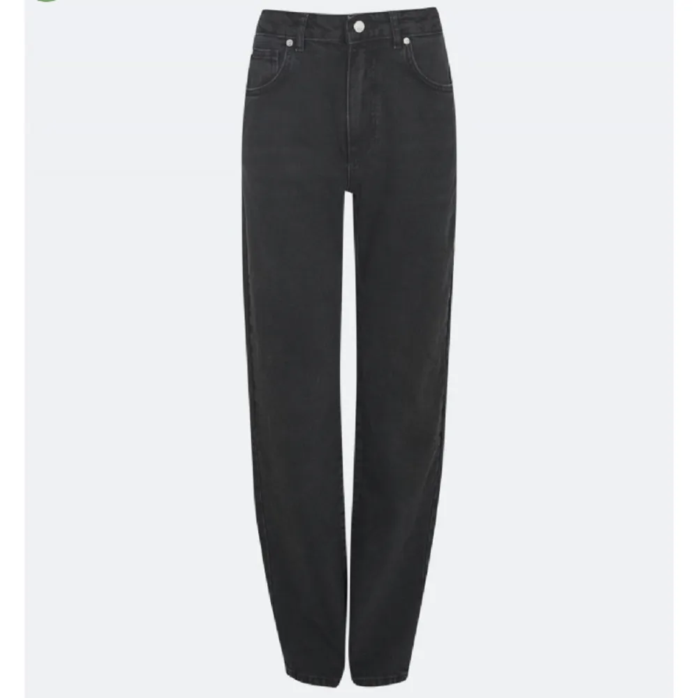 Säljer dessa svarta högmidjade och straight leg Bikbok jeansen i W28 och L32. Skulle påstå att de är i väldigt bra skick och jag säljer de då de inte riktig längre är min stil. Nypriset är 599kr. Priset går att diskutera! 💗. Jeans & Byxor.