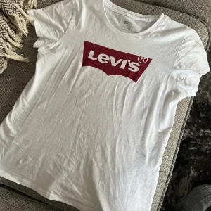 T-shirt levis - Oanvänd i storlek S