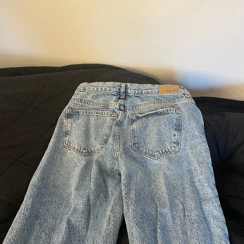 Säljer dessa populära och slutsålda jeans från Gina Tricot. Low straight i storlek 34. Inga defekter. Nypris 500kr och säljer för 270kr. Jeans & Byxor.