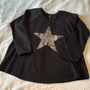 Collegetröja med truck och stenar  - Svart tröja i generös passform och i gott skick. Storlek medium men köpt i affär med större storlekar så är i storlek XL. 