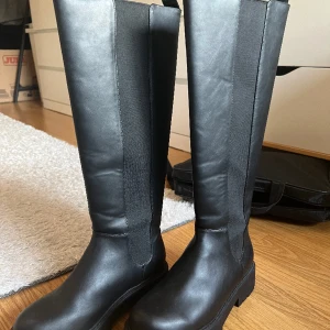 Boots - Super snygga boots ifrån Monki💘 Endast använda en gång, i storlek 40💘