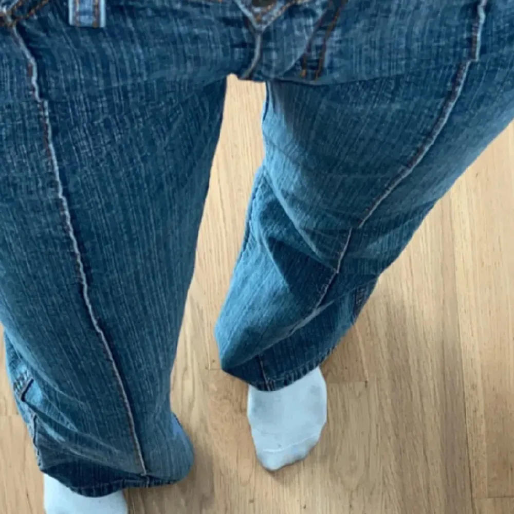 Snygga lågmidjade bootcut/flare jeans från Replay med coola detaljer. Passar någon upp till ca 170 beroende på hur man vill ha det.. Jeans & Byxor.