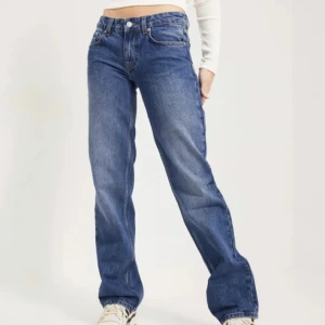 Jeans - Lågmidjade byxor från Nelly andvända max 3 gånger, som nya🤩 bilden är från hemsidan kom privat för fler bilder, tyvärr för små för mig😕