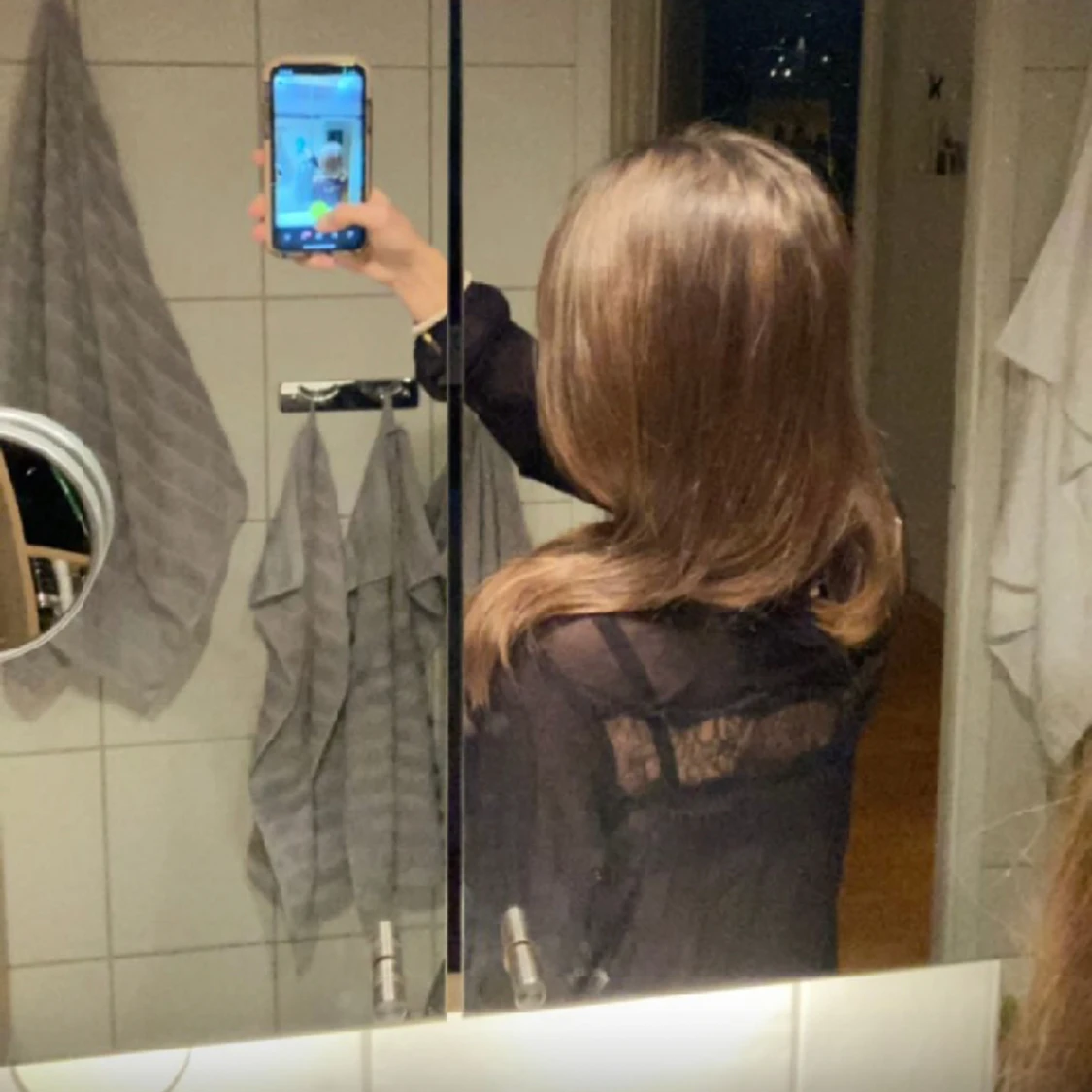 svart blus med spetts