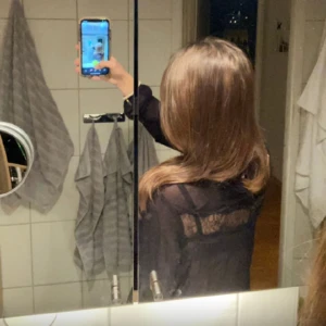 svart blus med spetts - super fin svart blus med spetts i ryggen🫶🏻 som ny 