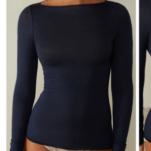 Mörkblå intimissimi tröja - Superfin intimissimi tröja. Säljer på grund av att jag har två. Tröjan har även ett litet hål på ena ärmen så där av priset. Kan även skicka bild på hålet! Orginalpris: 450kr