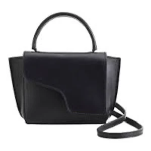 ATP Atelier Väska - Säljer nu min ATP väska, den lilla modellen, då den inte kommer till användning längre, den är i väldigt fint skick fortfarande och inga defekter alls! Nypris : 3600kr ❤️ Skriv för egna bilder!