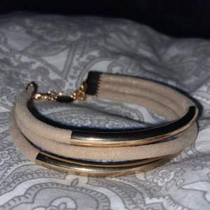 Guldarmband med sammet från LBVYR.  Fungerade armbands lås som är justerbart. Oanvänt - Nyskick! Okänd metall och storlek.