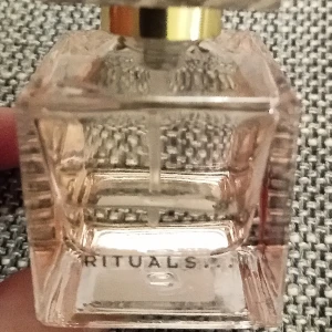 Parfym från rituals  - Helt ny parfym från rituals. Himalaya. Haft denna parfym förr och den doftar underbart. 