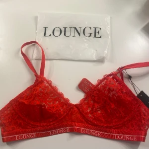 Balcony bra - Röd balcony bh som bara är öppnad och provad, lappen sitter kvar och påsen följer med. Säljer då den är för liten runt mig. Pris kan diskuteras 