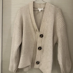 Kofta - Säljer min jätte fina kofta från hm, säljer pga att jag har köpt en likadan från ett annat märke!! koftan är i mycket gott skick,,, Priset kan diskuteras 