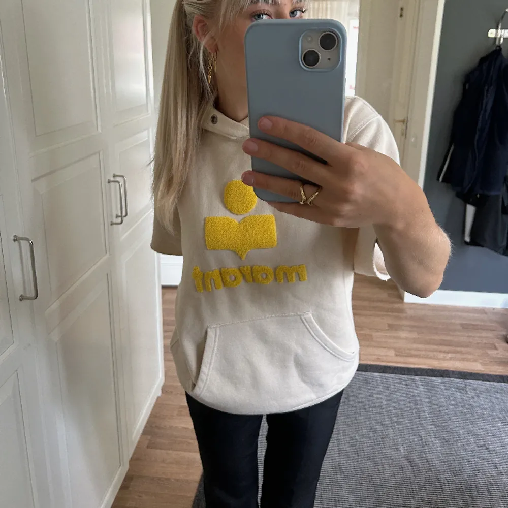Såå fin Isabel Marant sweatshirt som är kortärmad! Väldigt unik! Fint skick. Hoodies.