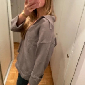 Grå stickad tröja från Zara - Stickad tröja från Zara i grå färg, krage och fina detaljer