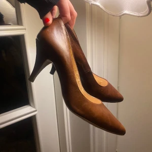 Bruna spetsiga klackskor  - Ett par snygga bruna klackskor med 7cm klack i storlek 37❤️ 