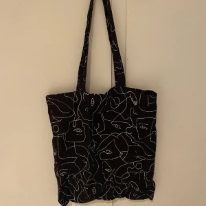 Tygväska - Jättefin tygväska ifrån monki!💕🛍️😇