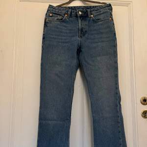 Fina midwaist Jeans från Weekday i modellen Pin💗 använda ett fåtal gånger men är i mycket gott skick. I strl 26/30