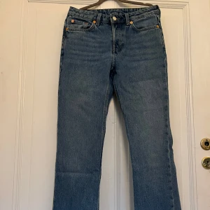 Jeans - Fina midwaist Jeans från Weekday i modellen Pin💗 använda ett fåtal gånger men är i mycket gott skick. I strl 26/30