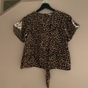 Luftig tröja - Det här är en tröja som har använts 1-5 gånger och det är som 2 band längst ner på tröjan och dem går att knyta till en ”rosett”. Tröjans yttertyg är i polyester och tröjan är också lite ”luftig”. 💓