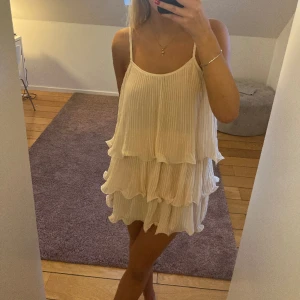 Volangklänning   - Kantarell klänning i beige rosa färg. Storlek S. Använd vid fåtal tillfällen💕