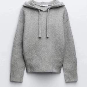 Säljer min oanvända och eftertraktade hoodie som är stickad. Den är slutsåld överallt och nypriset är 500kr, hör av er vid intresse eller frågor!💓